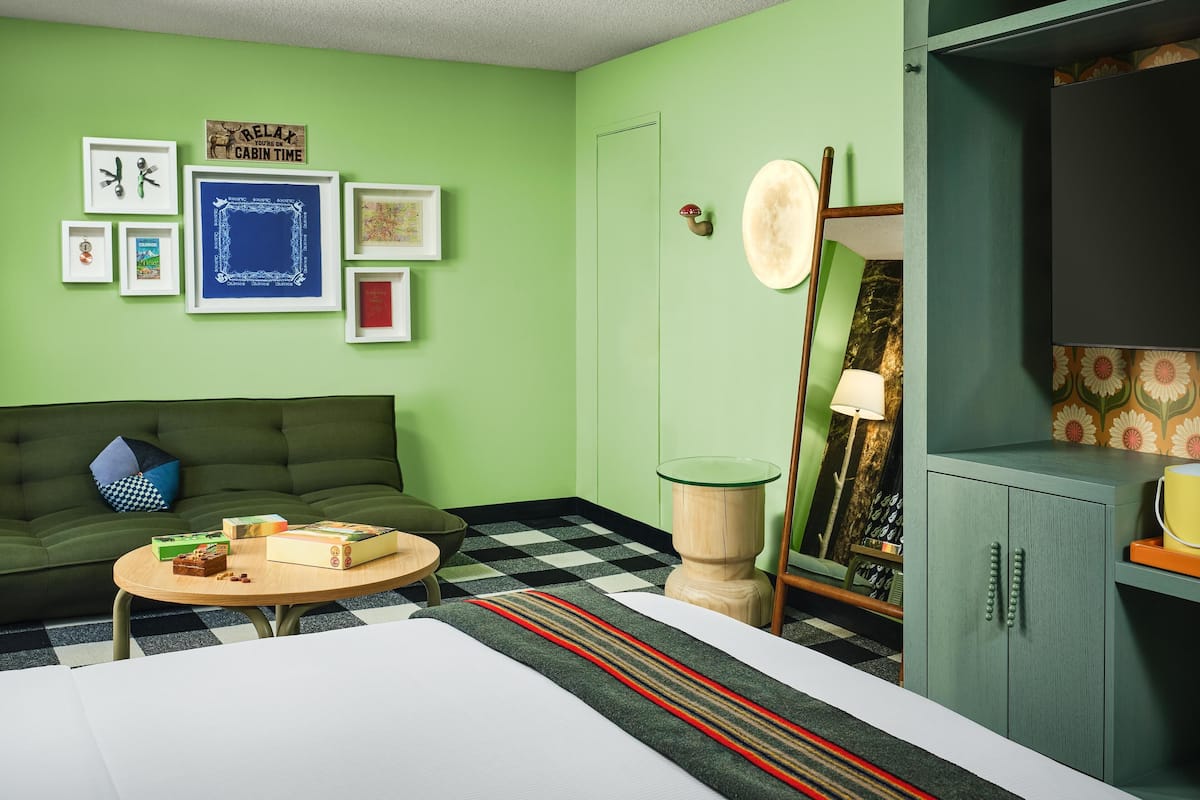 Room, 1 King Bed (Camp Curtis) | リビング エリア | 55 インチの薄型テレビ (デジタル放送視聴可)、テレビ、有料ムービー