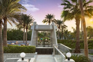 Se sirven cenas, restaurante con mesas al aire libre