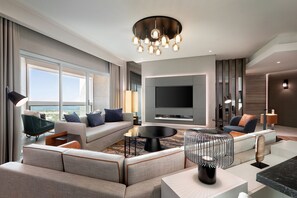 Club suite, 1 slaapkamer, uitzicht op zee | Pillowtop-bedden, een minibar, een kluis op de kamer, een bureau