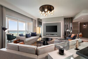 Colchones con pillow-top, minibar y caja de seguridad en la habitación 