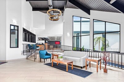 HomeTowne Studios by Red Roof & Conference Center Cortland