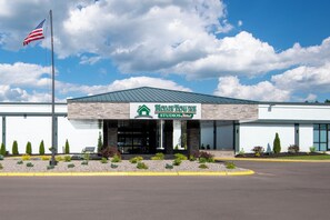 Exterior - HomeTowne Studios by Red Roof & Conference Center Cortland (Cortland)