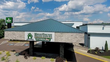 Edifício com placa indicando 'HomeTowne Studios by Red Roof', identificando um imóvel comercial.