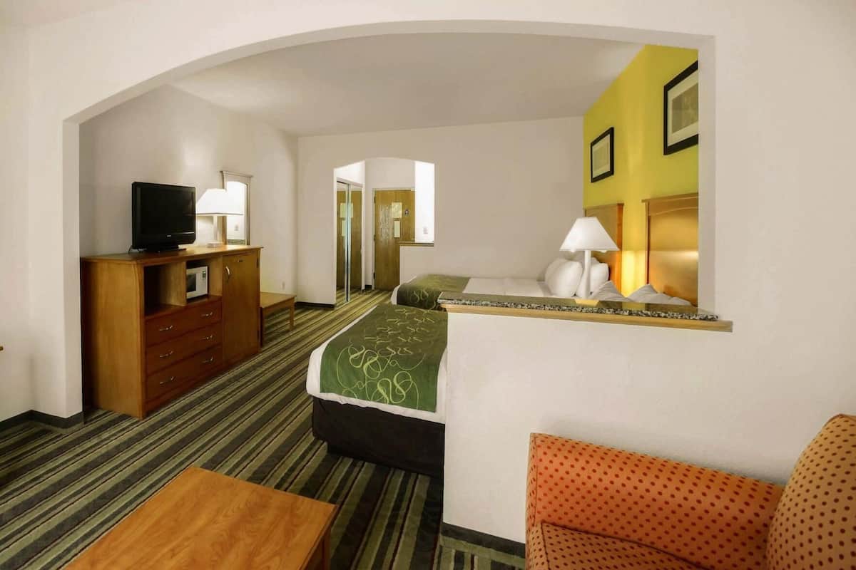 Desk, iron/ironing board, rollaway beds, free WiFi