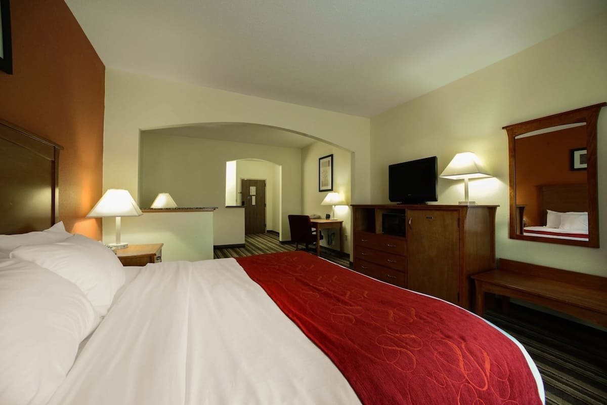 Desk, iron/ironing board, rollaway beds, free WiFi