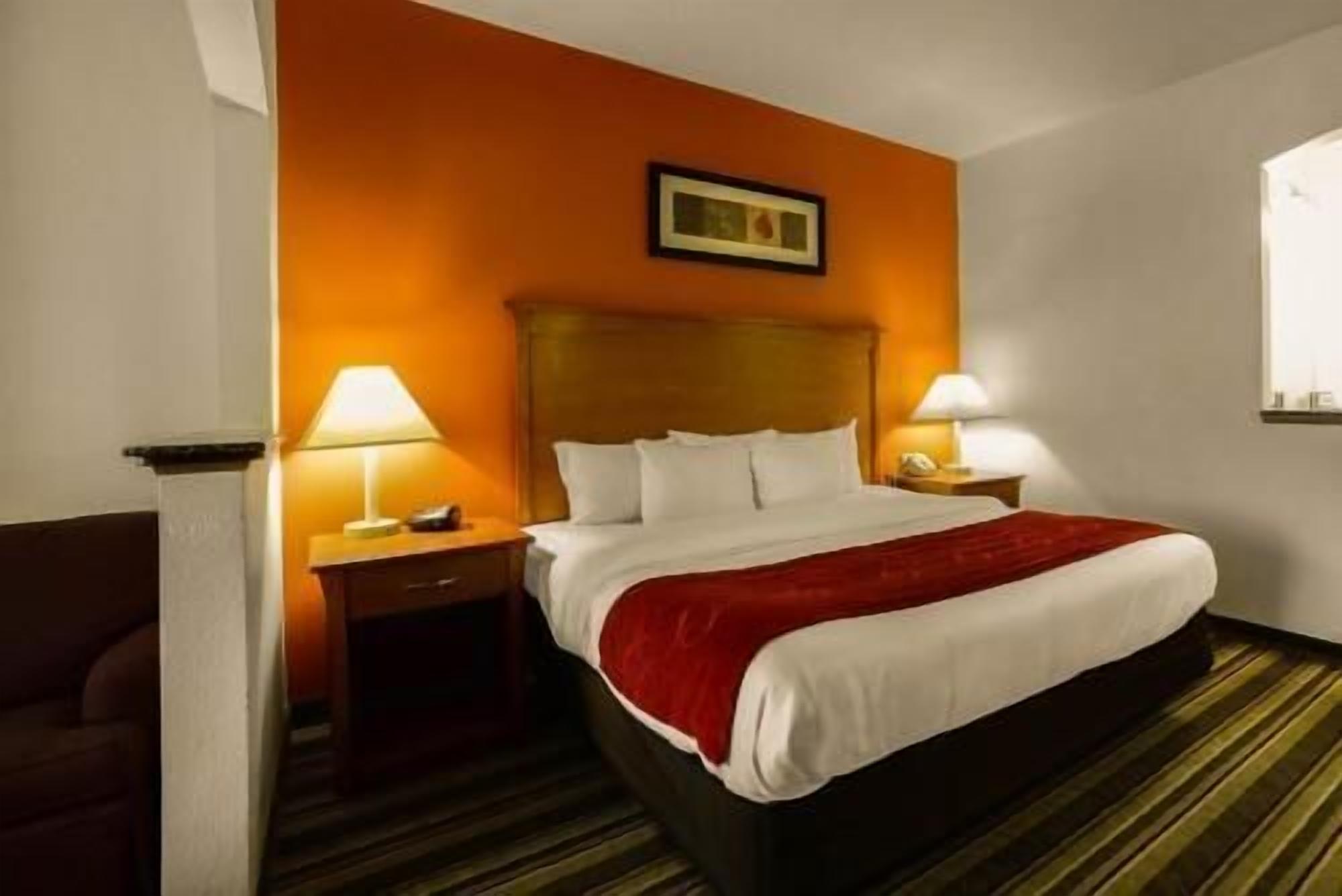 Desk, iron/ironing board, rollaway beds, free WiFi