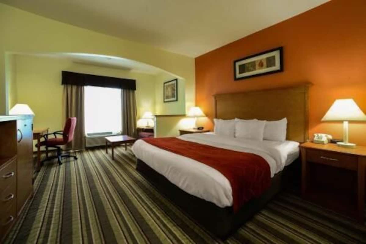 Desk, iron/ironing board, rollaway beds, free WiFi