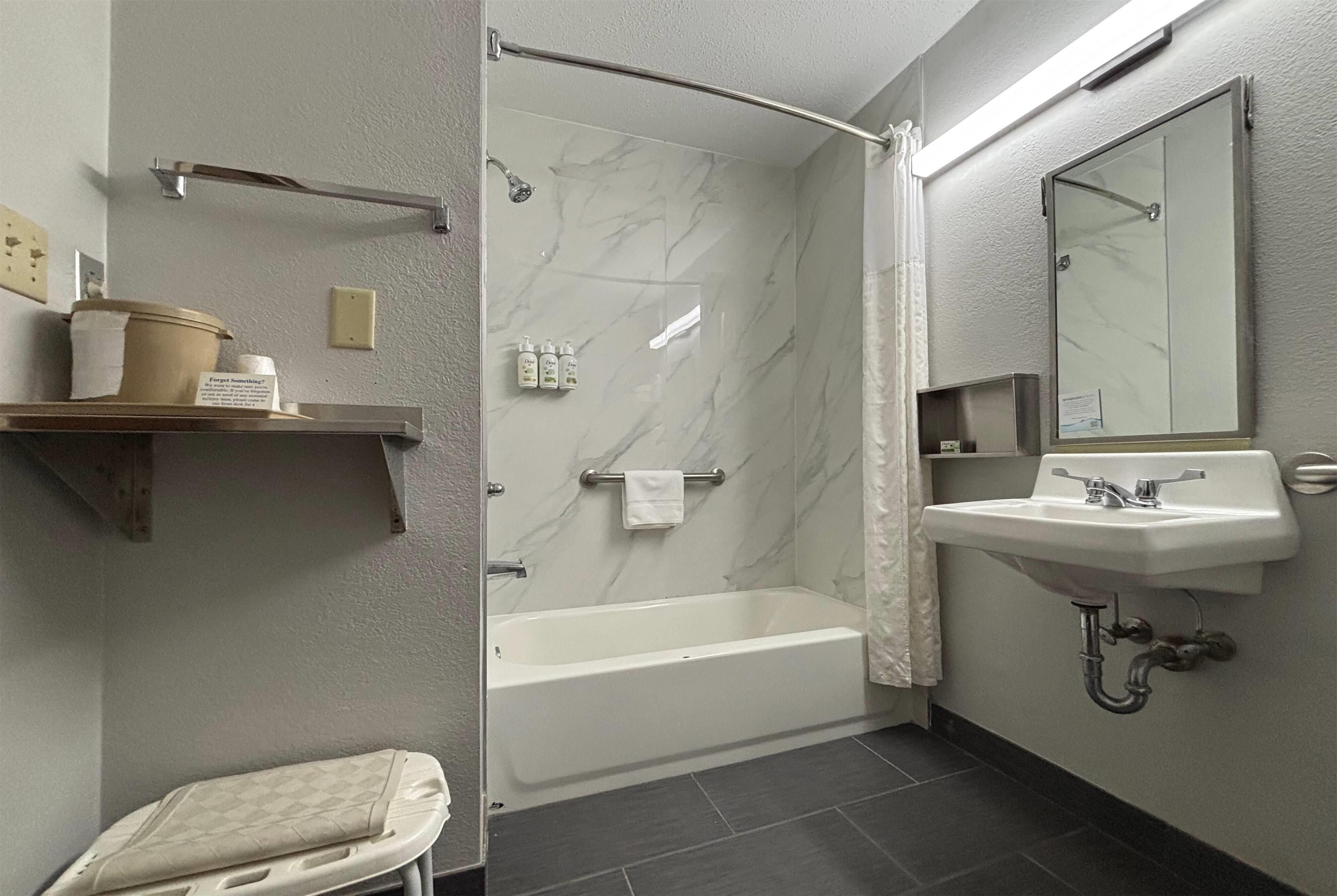1 king bed, accessible suite, tub, non-smoking | bathroom | free toiletries, hair dryer, towels