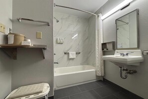 1 King Bed, Accessible Suite, Tub, Non-Smoking | Badezimmer | Kostenlose Toilettenartikel, Haartrockner, Handtücher