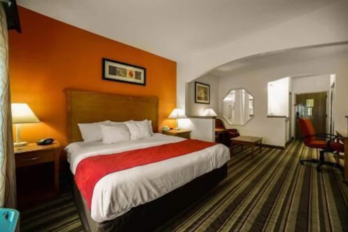 Desk, iron/ironing board, rollaway beds, free WiFi