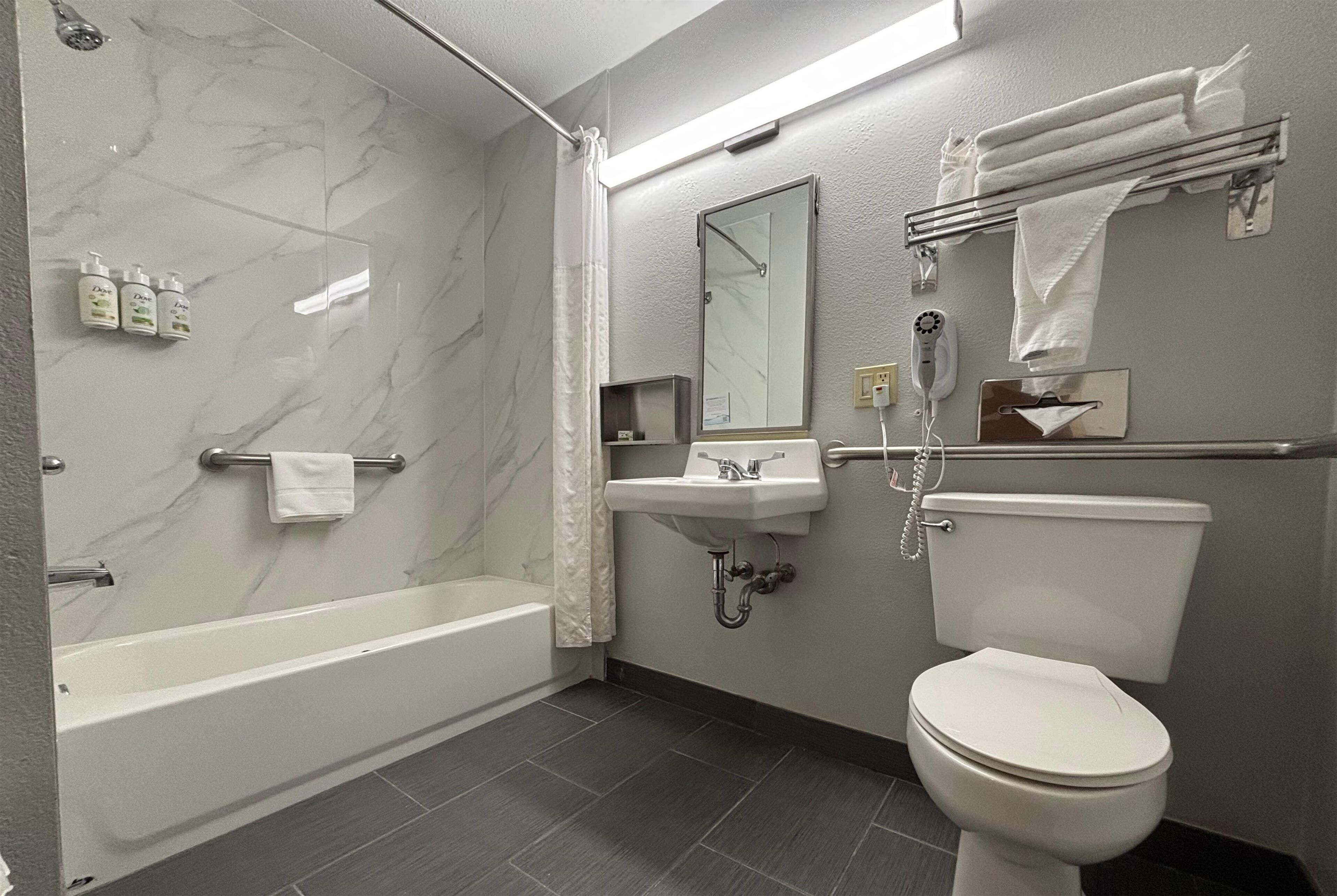 1 king bed, accessible suite, tub, non-smoking | bathroom | free toiletries, hair dryer, towels
