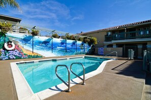 Kolam renang outdoor, dengan kursi berjemur