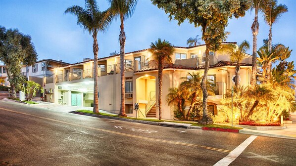 Bagian depan properti - sore/malam