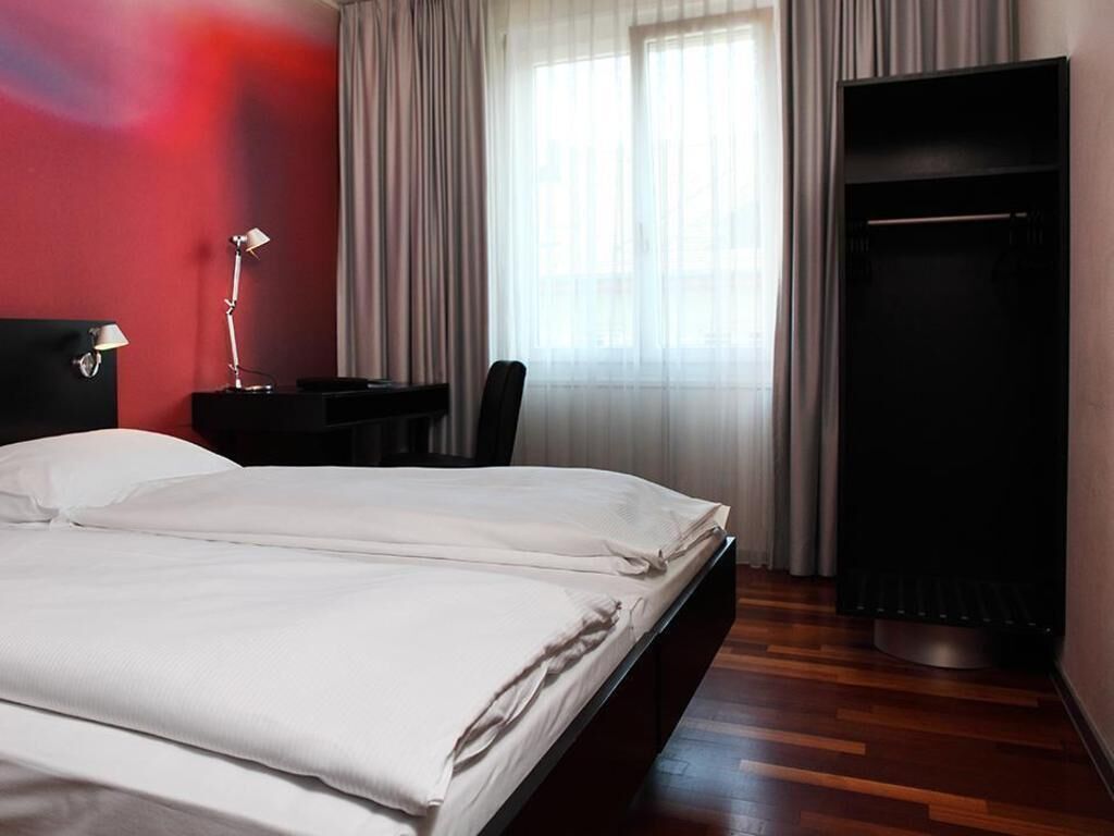 Hypo-allergenic bedding, in-room safe, desk, iron/ironing board