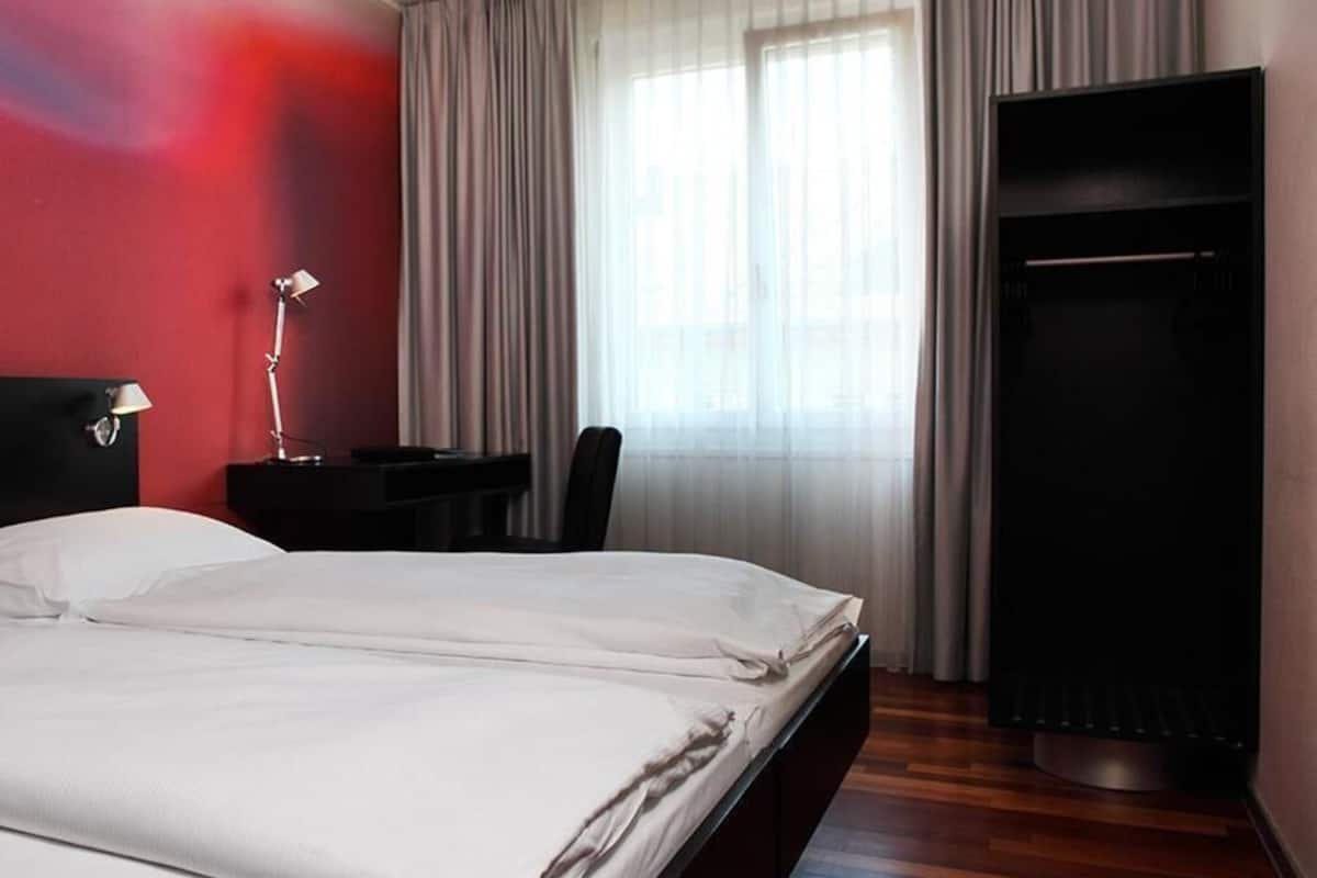 Hypo-allergenic bedding, in-room safe, desk, iron/ironing board