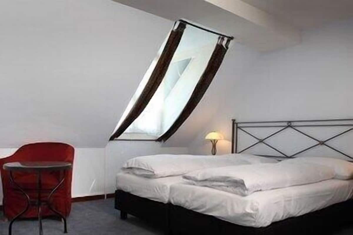 Hypo-allergenic bedding, in-room safe, desk, iron/ironing board