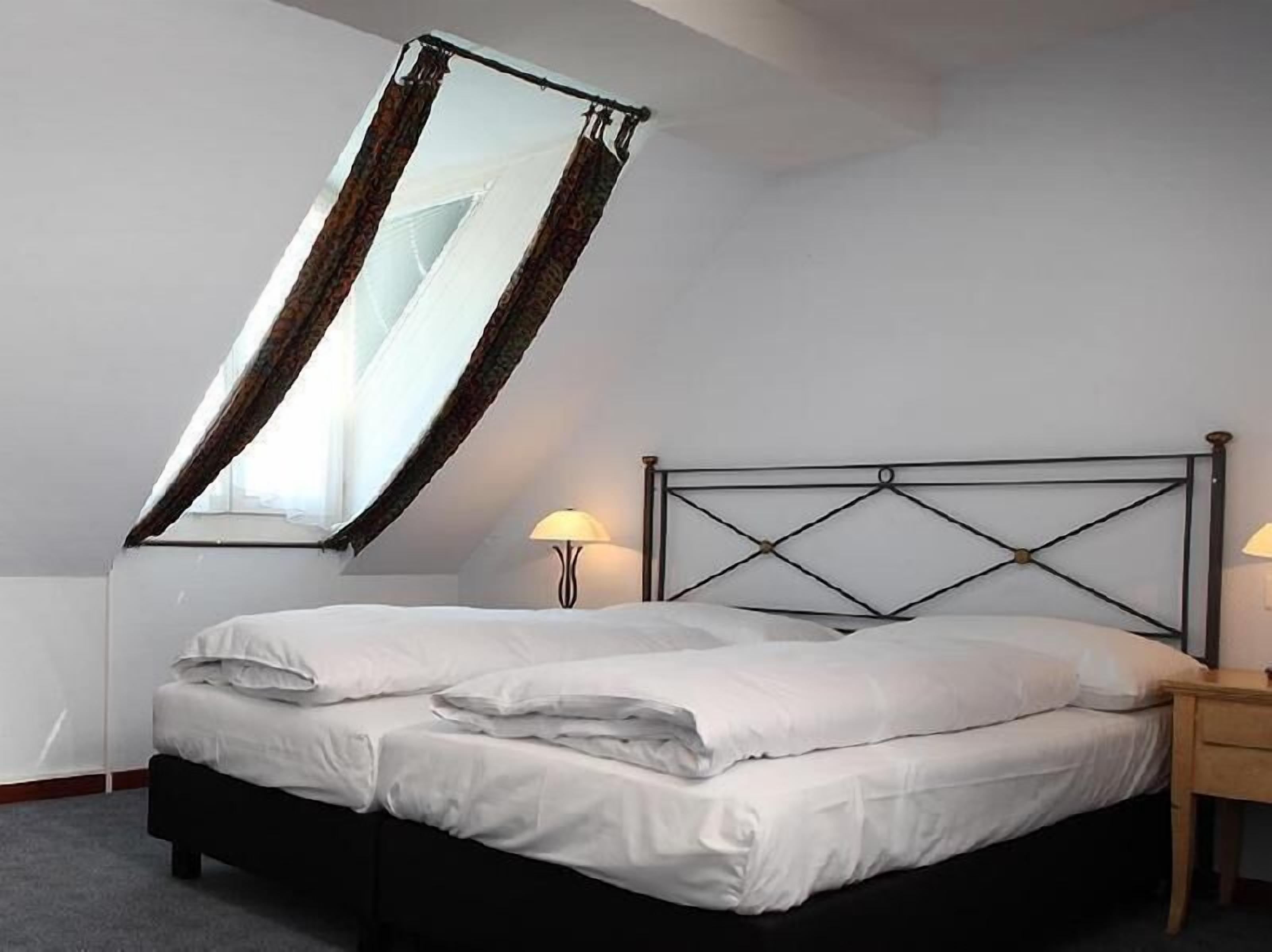 Hypo-allergenic bedding, in-room safe, desk, iron/ironing board