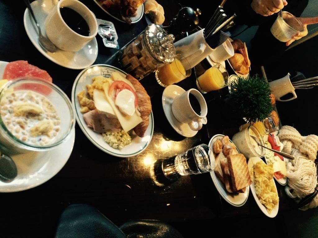 每日供应自助式早餐（每人 CHF 25）