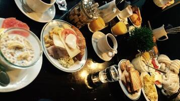 Desayuno buffet todos los días (CHF 25 por persona)