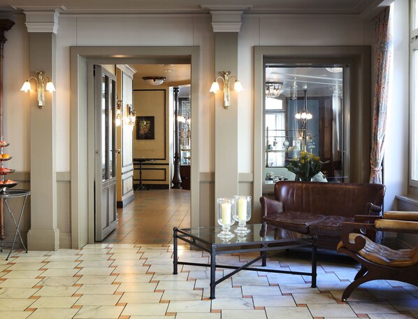 Lobby sitting area - Hotel Montana Zürich (Zürich)