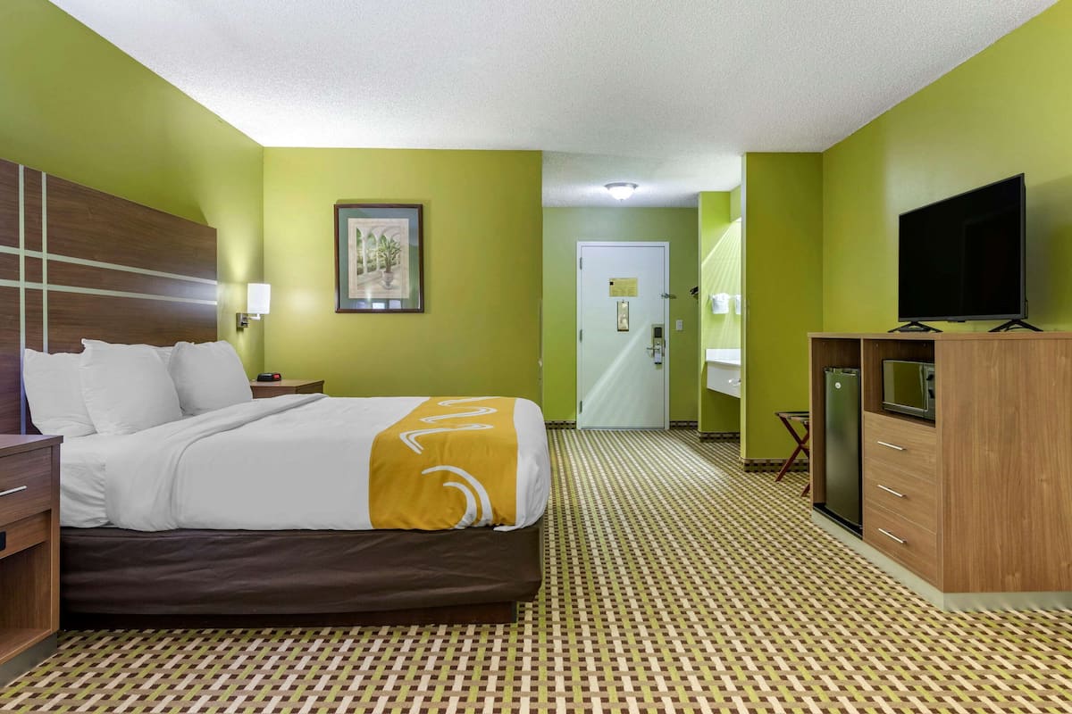 Down comforters, in-room safe, desk, iron/ironing board