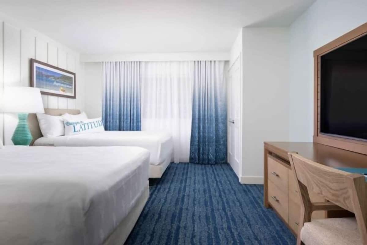 1 bedroom, Egyptian cotton sheets, premium bedding, down comforters