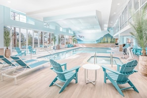 Inomhuspool och solstolar