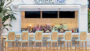 2 restaurantes; se sirven desayunos, cenas y cocina americana