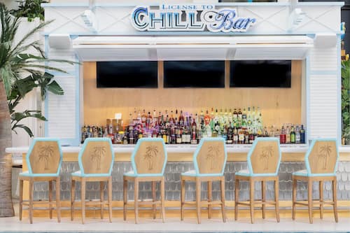 2 restaurants, breakfast, dinner served; American cuisine
