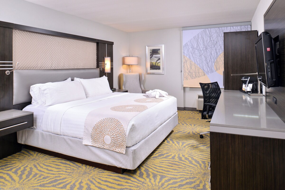 Standard Room, 1 King Bed | In-room safe, desk, soundproofing, iron/ironing board