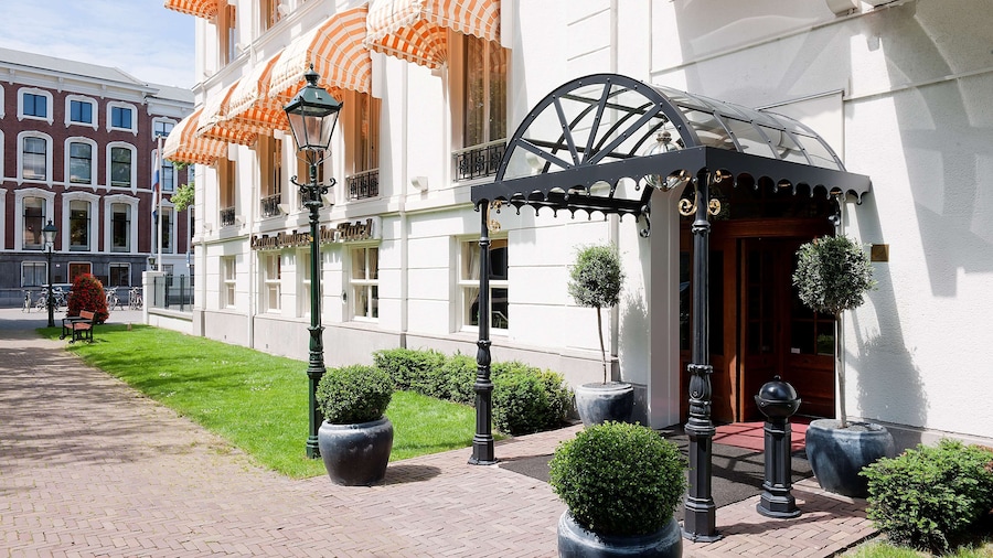 Carlton Ambassador Hotel