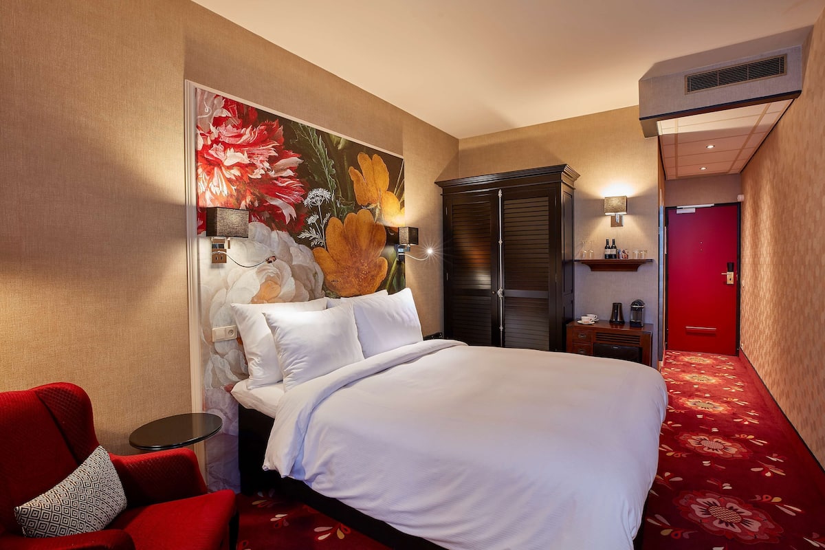 Hypo-allergenic bedding, minibar, in-room safe, desk