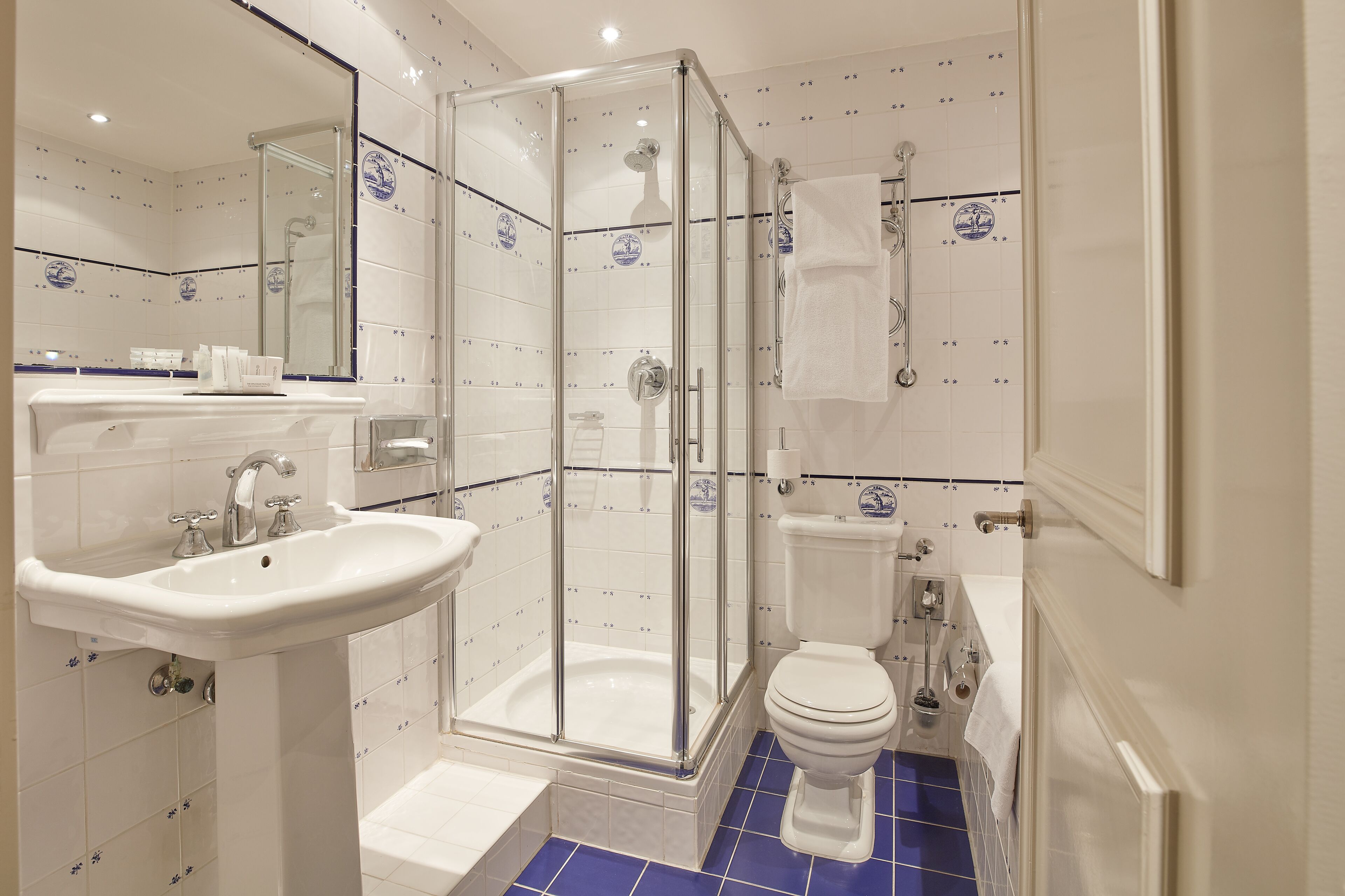 royal room | bathroom | free toiletries, hair dryer, bathrobes, slippers