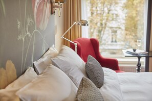 ห้องรอยัล | เครื่องนอนป้องกันสารก่อภูมิแพ้, มินิบาร์, ตู้นิรภัยในห้องพัก, โต๊ะทำงาน