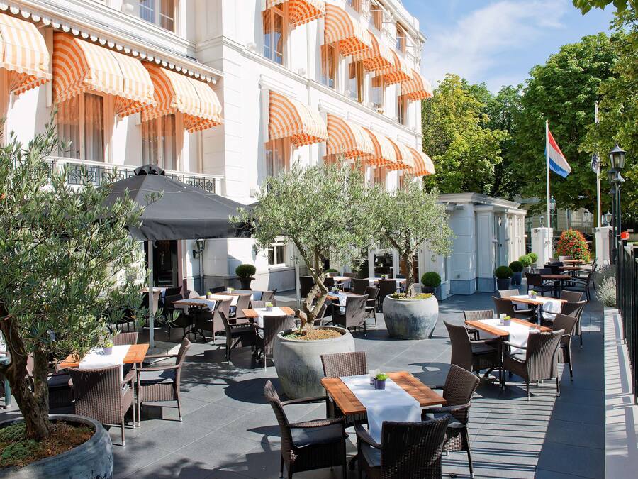 2 restaurants, breakfast served