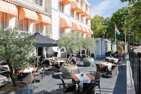 2 restaurants, breakfast served