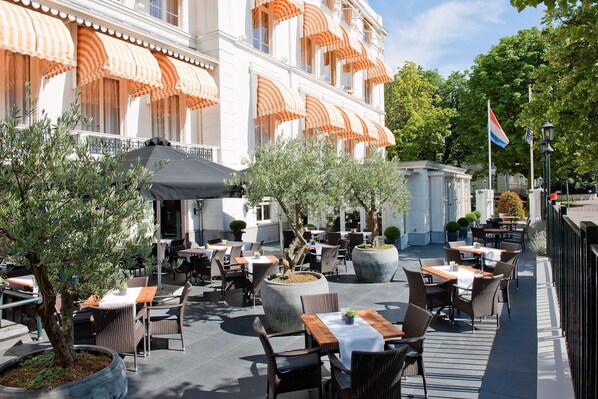 2 restaurantes, se sirve desayuno