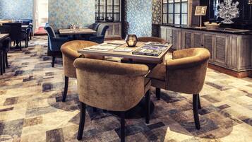 2 restaurants, breakfast served