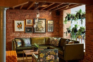 Se sirven desayunos, almuerzos y cenas; cocina británica