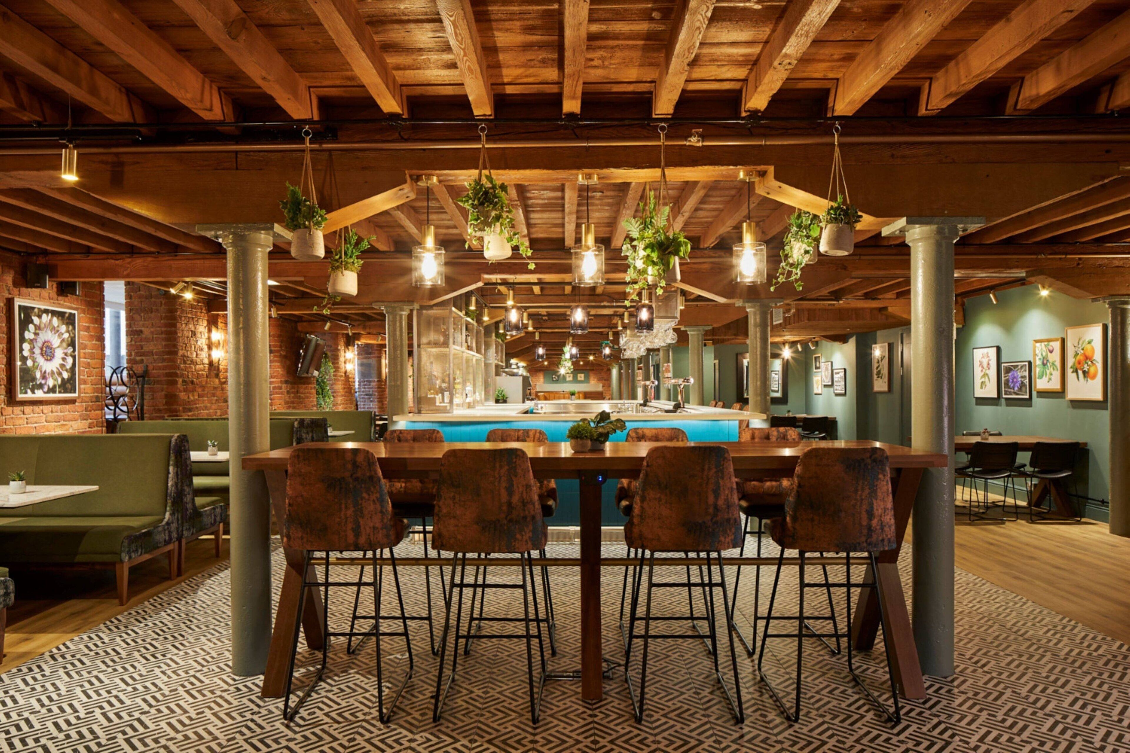 حيث تُقدم وجبات الإفطار، الغداء، العشاء، الأطباق البريطانية