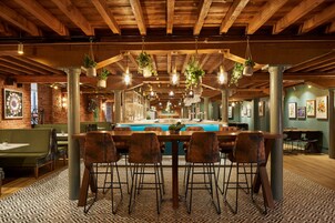 Se sirven desayunos, almuerzos y cenas; cocina británica