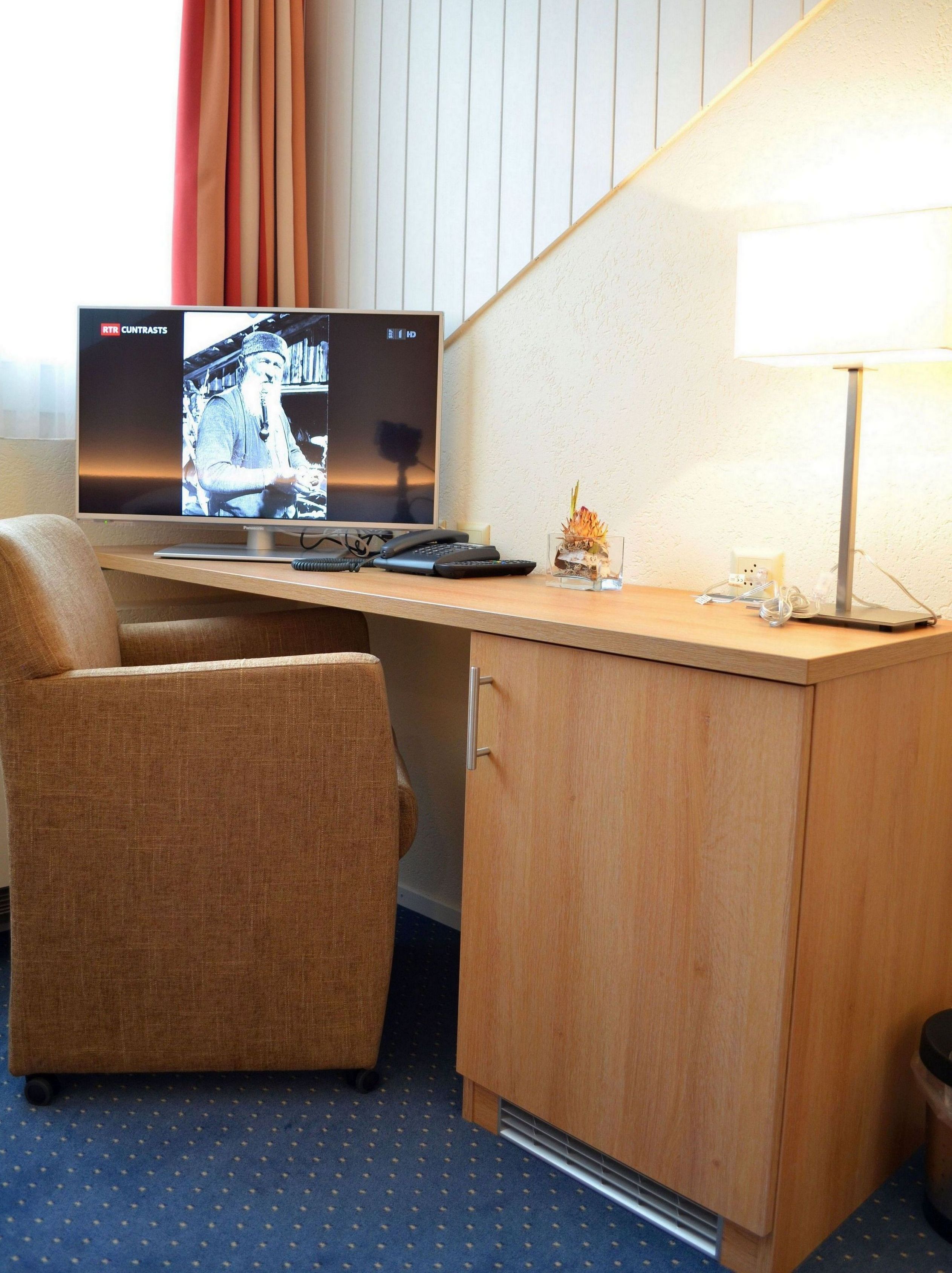 standard single room | in-room safe, desk, blackout curtains, iron/ironing board