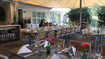 Déjeuner et dîner servis sur place