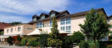 Ett hotell med modern design, flera våningar och en tydlig skylt med texten ”Hotel Felmis”.