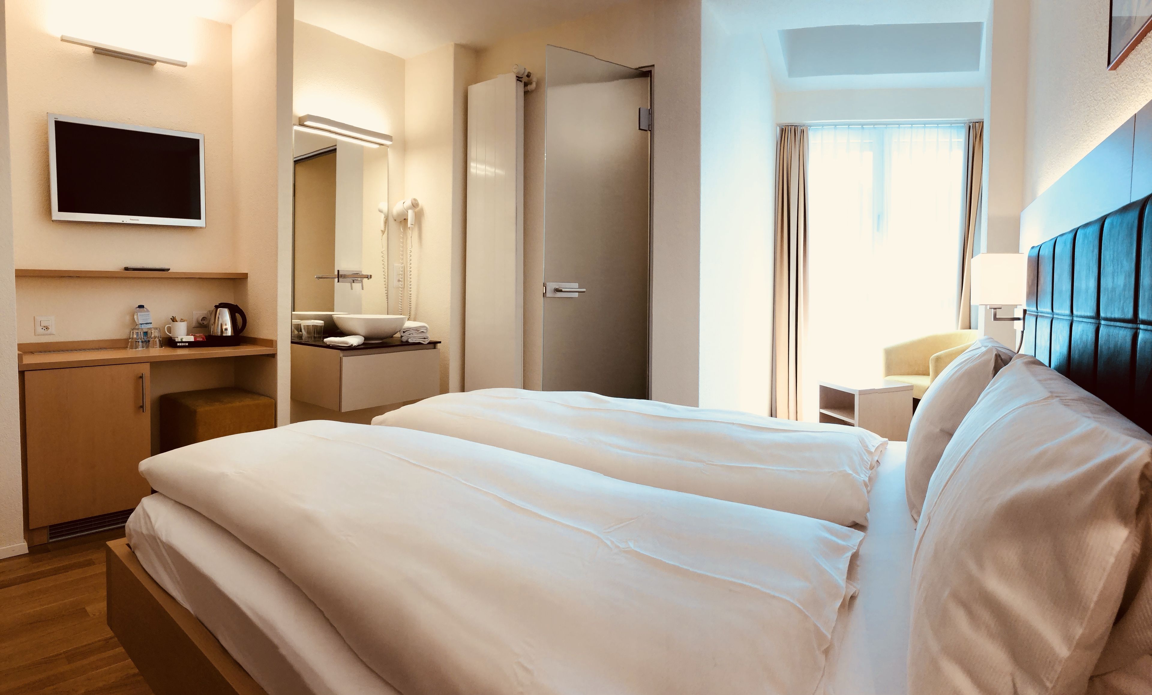 Pengeskab på værelset, skrivebord, mørklægningsgardiner