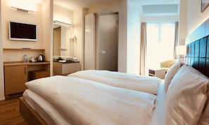 Een kluis op de kamer, een bureau, verduisterende gordijnen