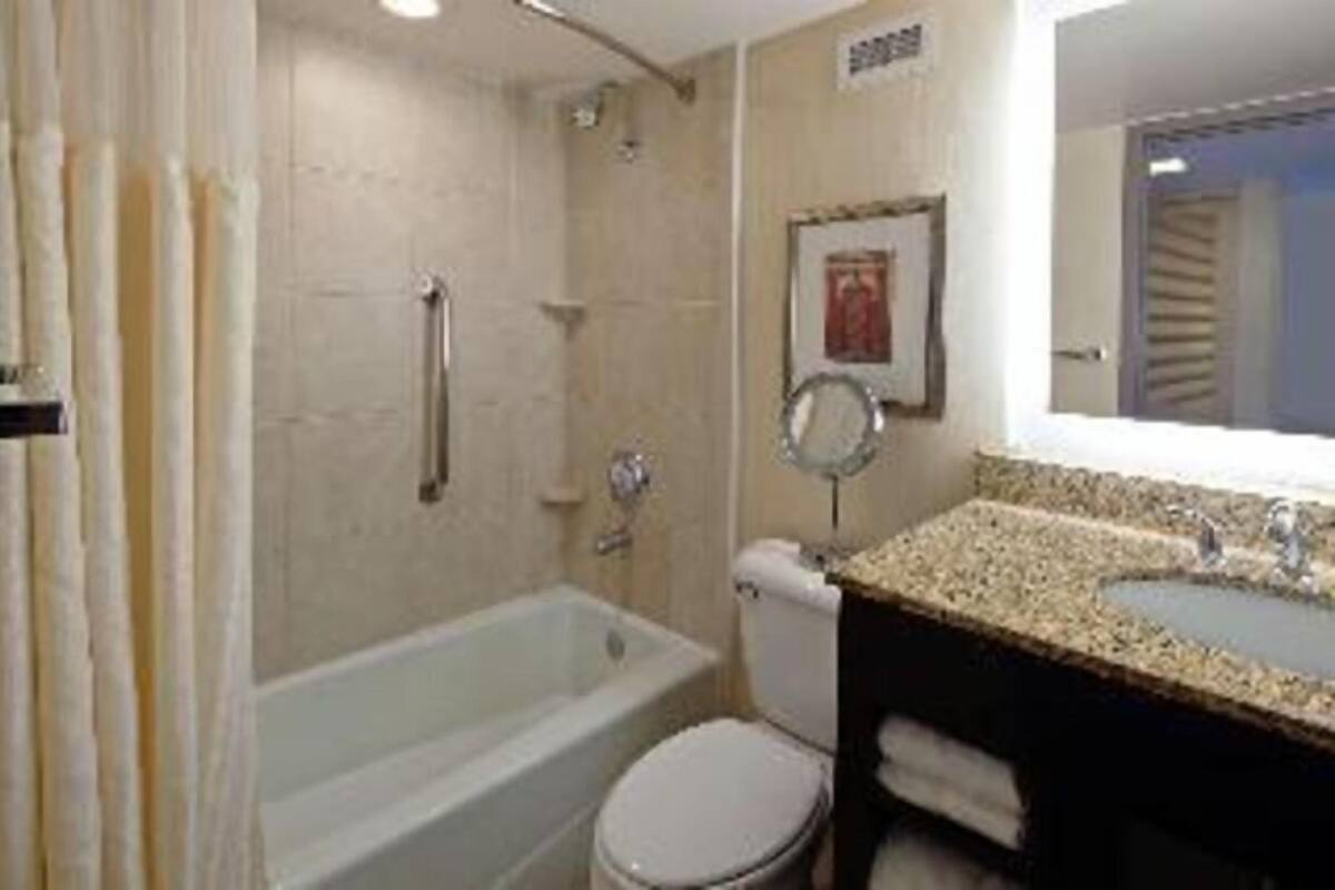 Baño | Tina con regadera, amenidades de baño de diseñador, secadora de cabello