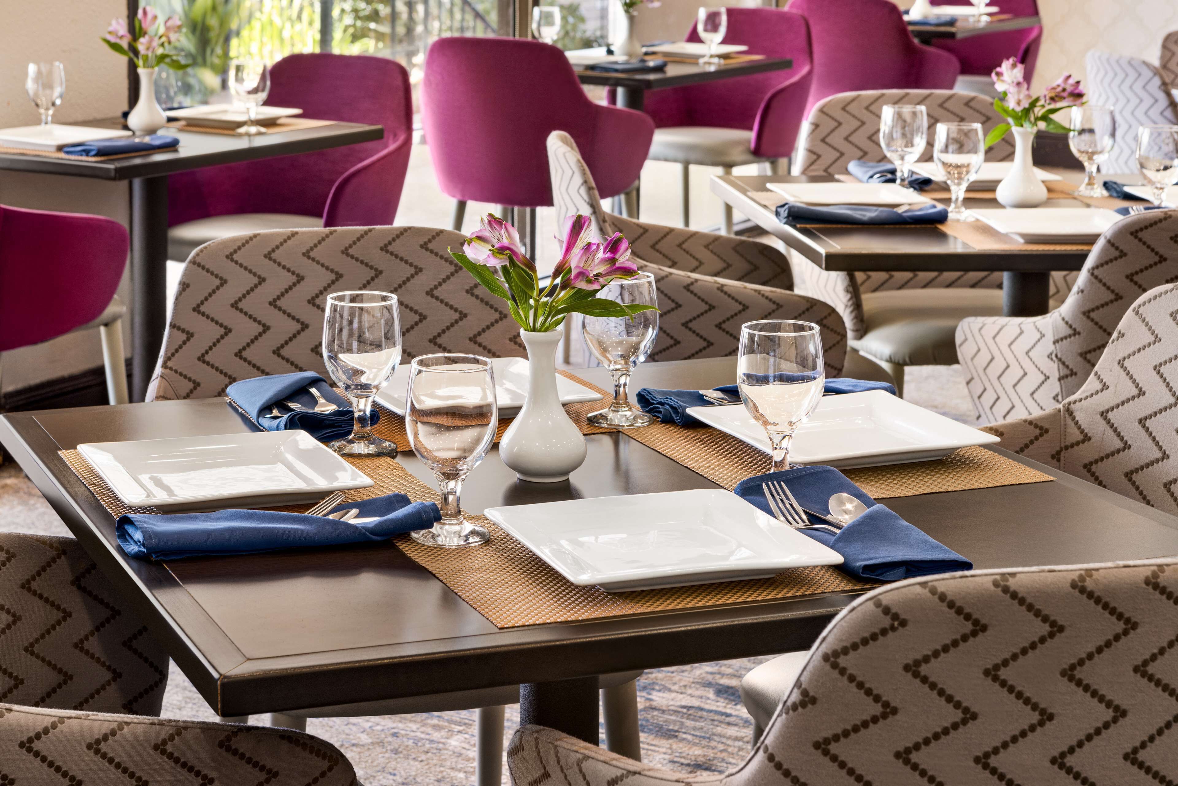 2 restaurants, breakfast, lunch, dinner served; American cuisine