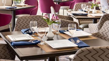 2 restaurants, breakfast, lunch, dinner served; American cuisine