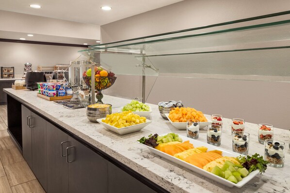 Daily buffet breakfast (USD 19.95 per person) - DoubleTree by Hilton Hotel New Orleans Airport (Kenner)